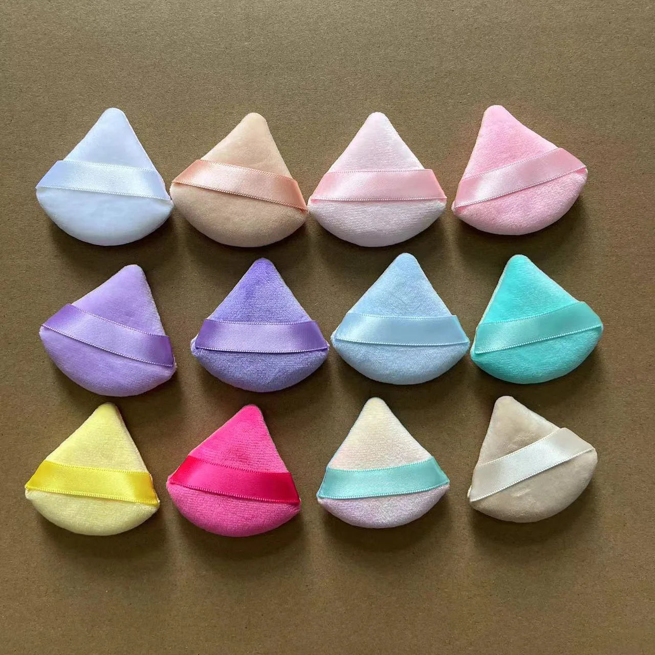 Zonyin Wholesale Velvet Powder Puff Face Loose Powder Sponge Soft Velour Triangle Powder Puffs with a Container