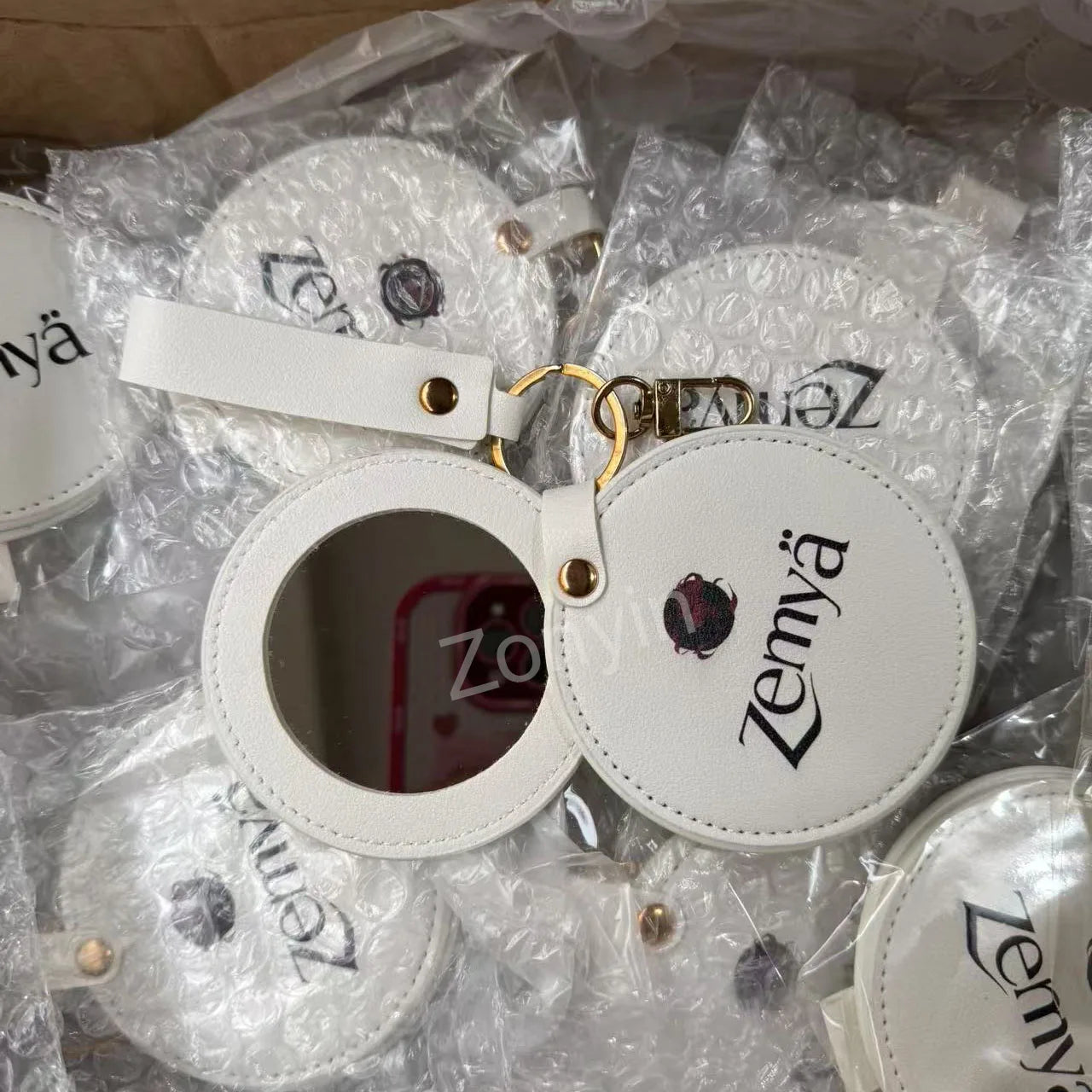 Zonyin LOW MOQ Customized Logo Round Pocket Cosmetic Mirror Pu Leather Portable Small Compact Makeup Mirror with Keychain