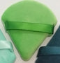 Zonyin Wholesale Super Soft Velour Triangle Powder Puff Custom Logo Label Makeup Puffs Velvet Face Cosmetic Puff for Women