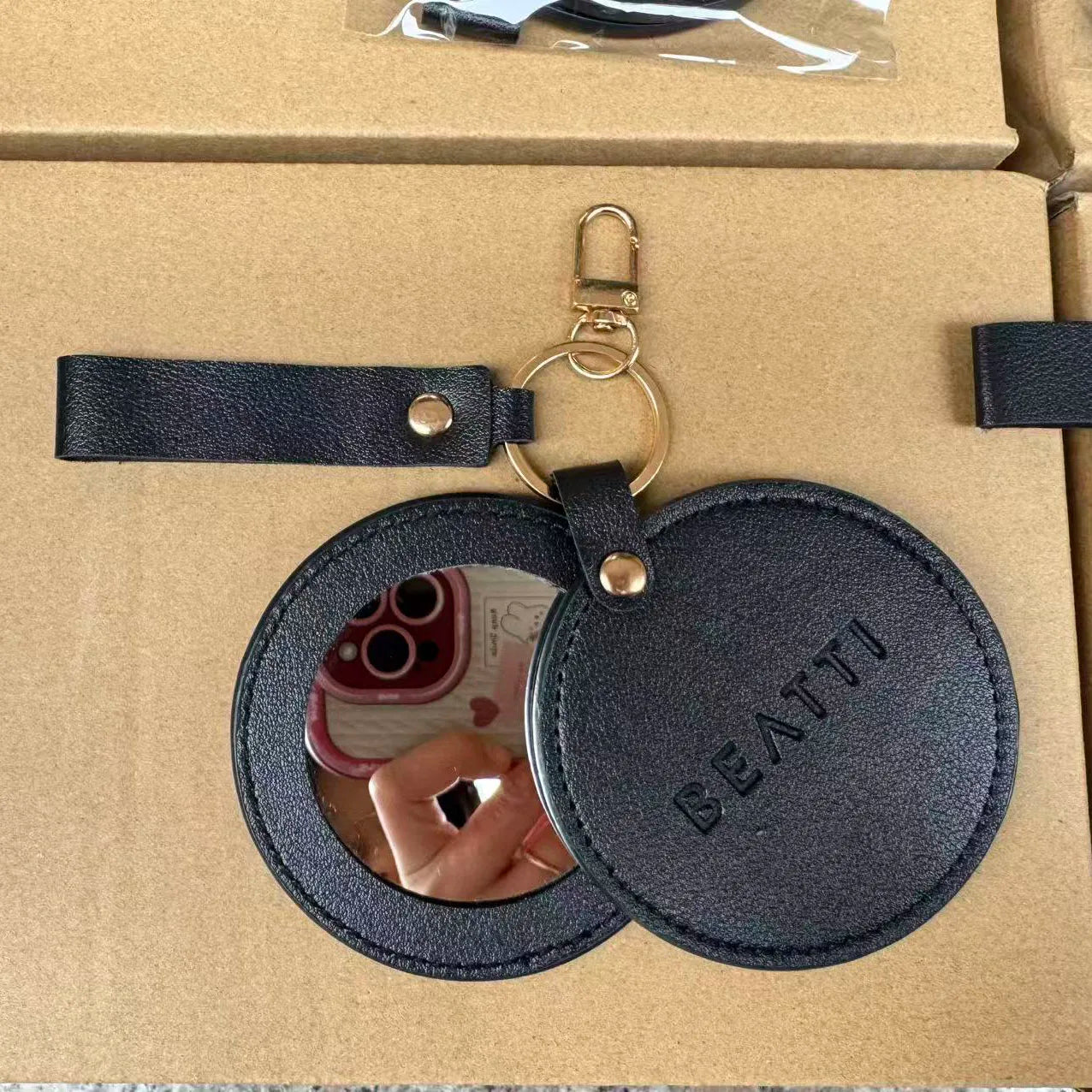 Zonyin LOW MOQ Customized Logo Round Pocket Cosmetic Mirror Pu Leather Portable Small Compact Makeup Mirror with Keychain