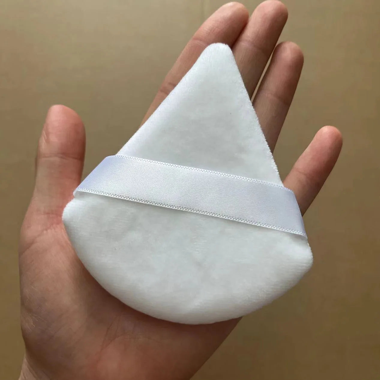 Zonyin Top Selling 2Pcs Black White Large Triangle Powder Puff Ultra Soft Velour Face Body Loose Powder Puff With Plastic Box