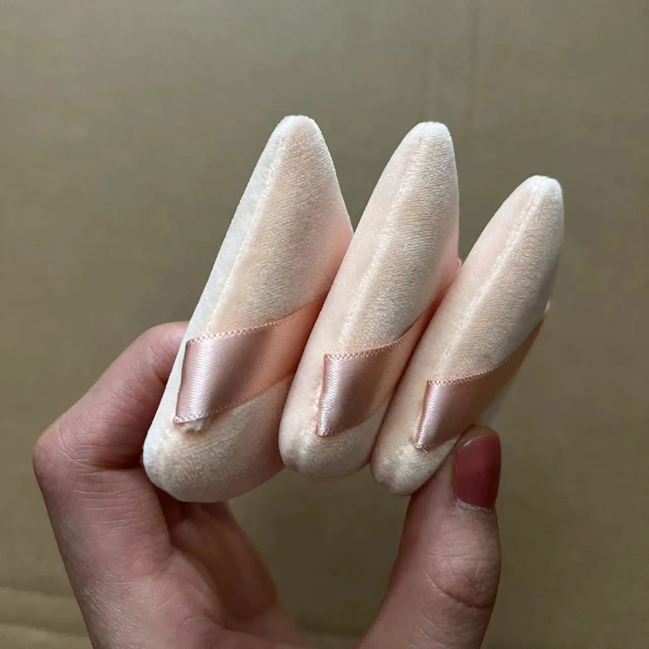 Zonyin Wholesale Cheap Washable Reusable Velvet Face Cosmetic Puffs Super Soft Nude Velour Triangle Powder Puff Cus