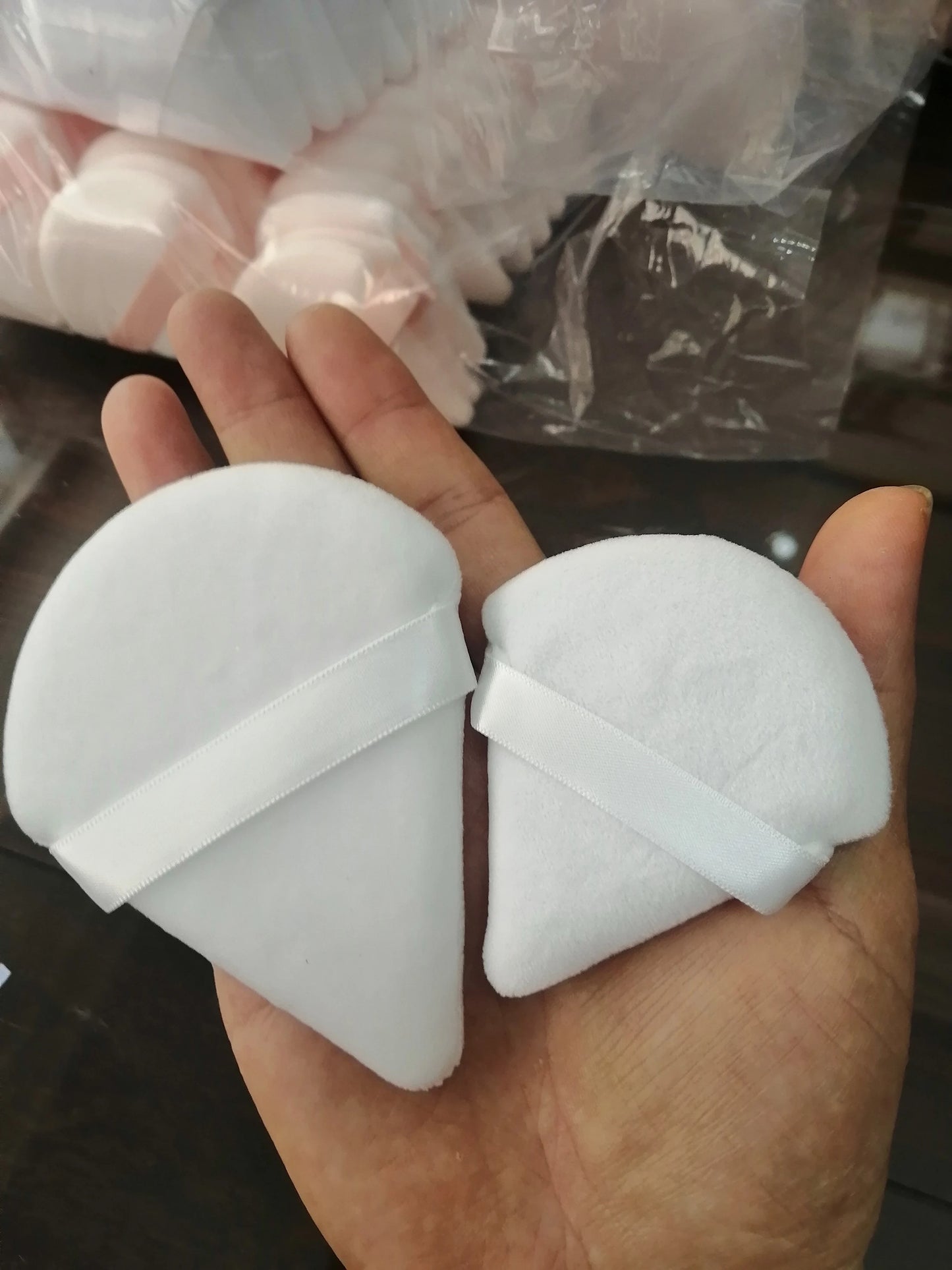 Zonyin Wholesale Super Soft Velour Triangle Powder Puff Custom Logo Label Makeup Puffs Velvet Face Cosmetic Puff for Women