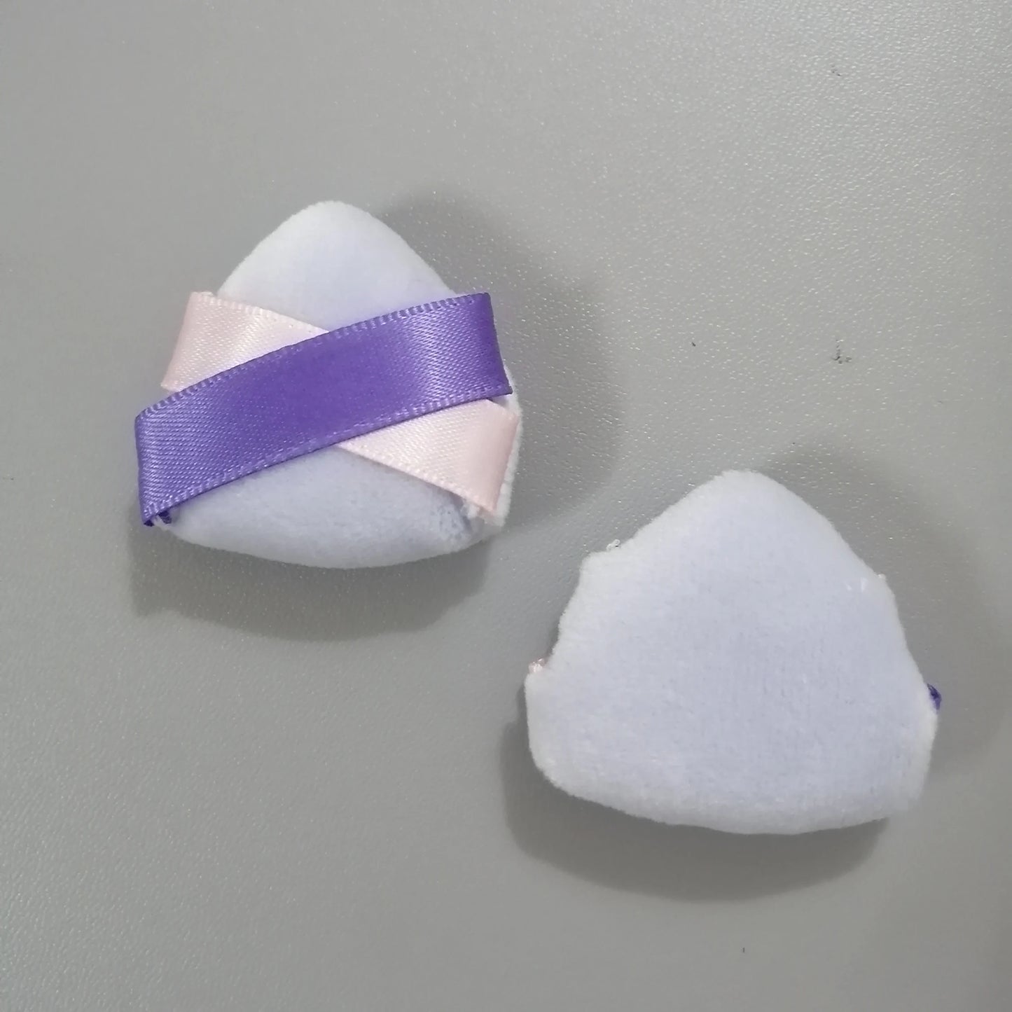 Zonyin Custom Logo Red Powder Puff Soft Velvet Triangle Powder Puffs Loose Velour Powder Makeup Puff with 2 Ribbons