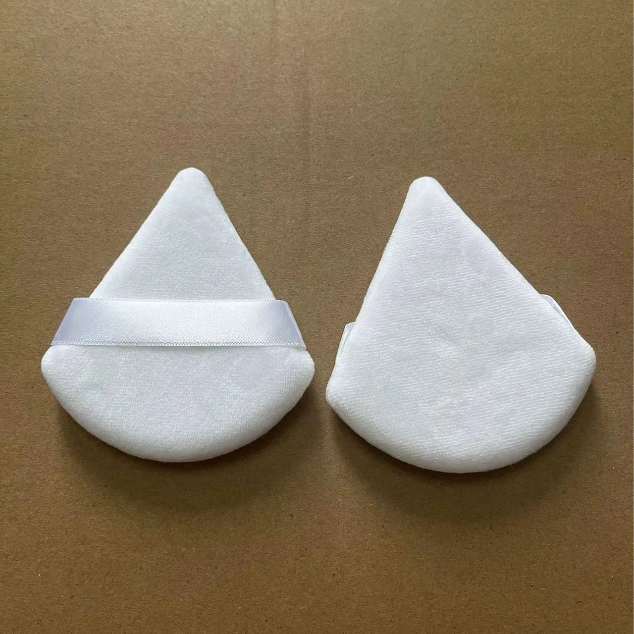 Zonyin Top Selling 2Pcs Black White Large Triangle Powder Puff Ultra Soft Velour Face Body Loose Powder Puff With Plastic Box