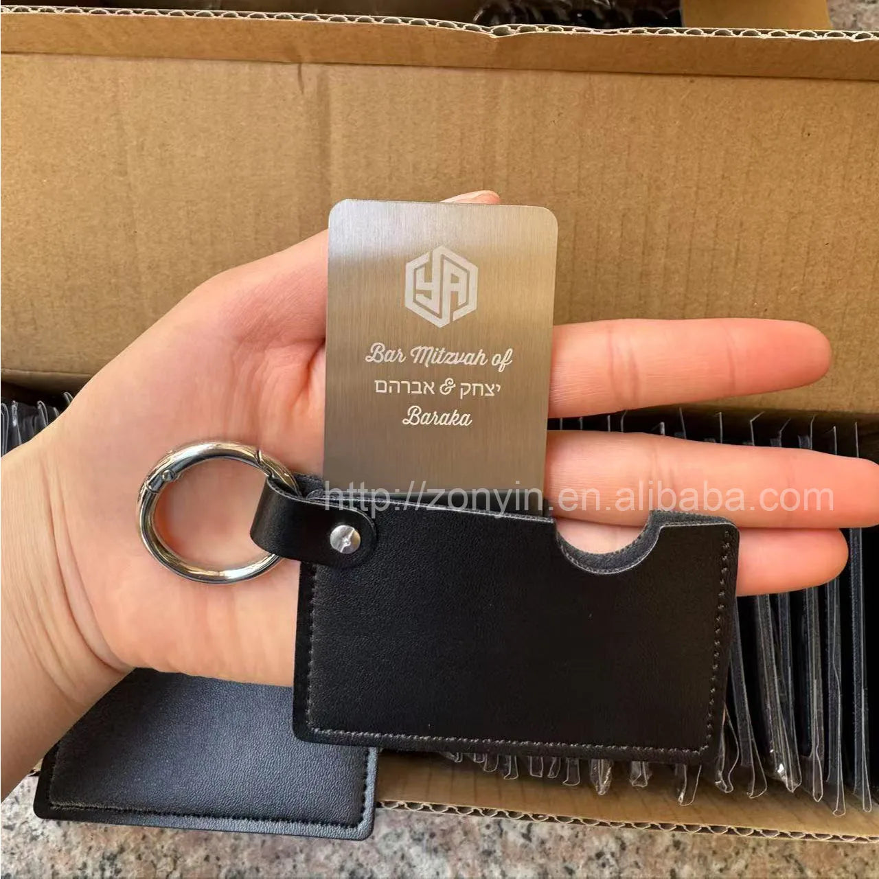 Zonyin Small White Rectangle Pu Leather Keychain Mirror Custom Private Logo Portable Travel Makeup Hand Pocket Mirror for Bag