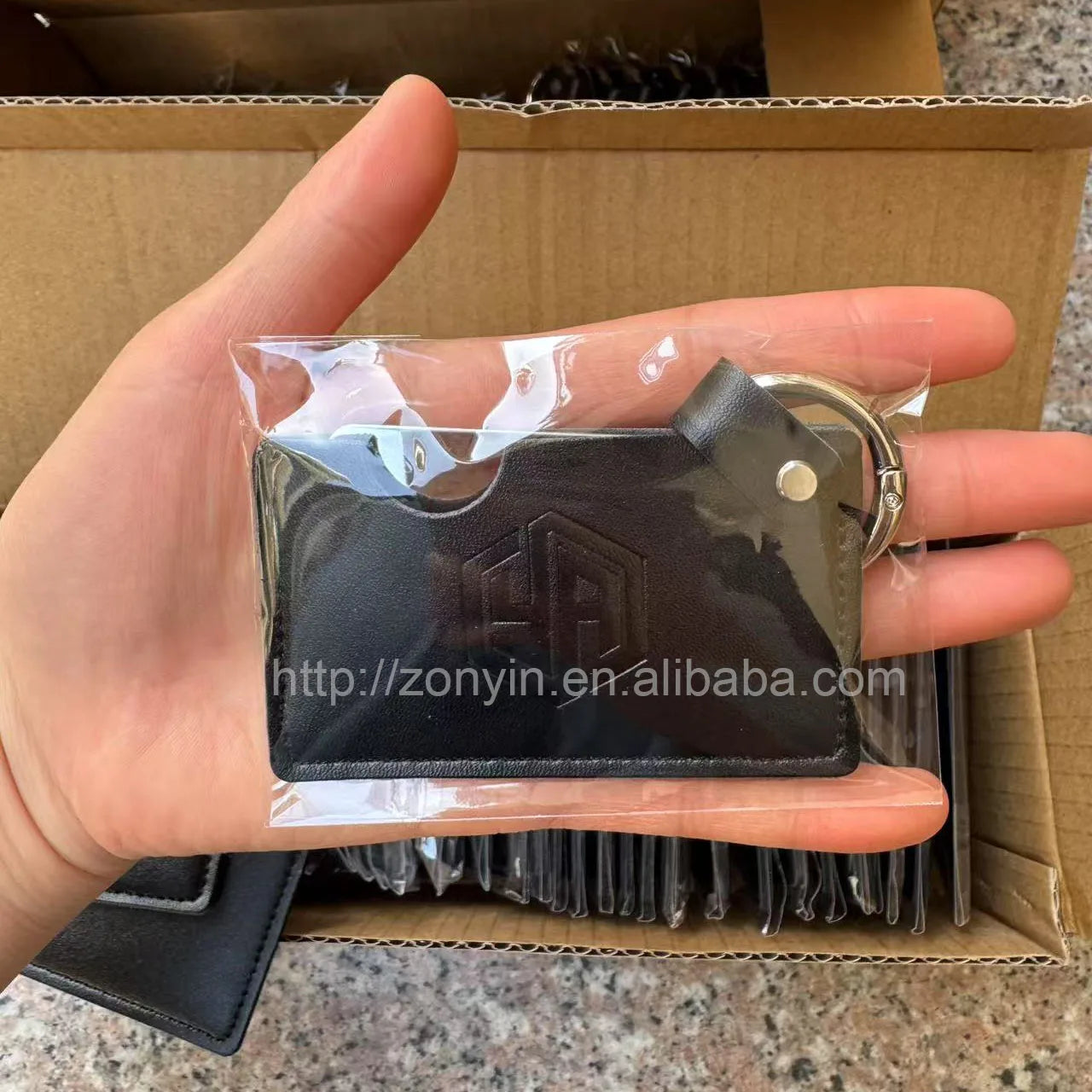 Zonyin Small White Rectangle Pu Leather Keychain Mirror Custom Private Logo Portable Travel Makeup Hand Pocket Mirror for Bag