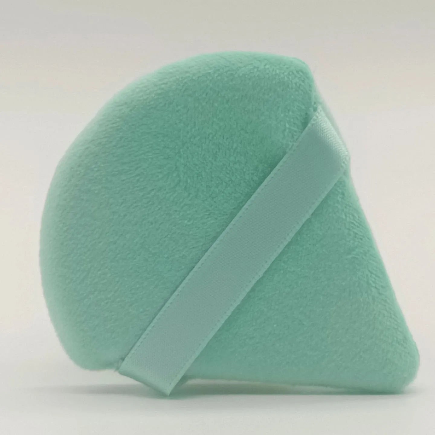 Zonyin Hot Selling Customized Cosmetic Flocking Heart Puff Velvet Makeup Loose Powder Puff Triangle Soft Dry Use