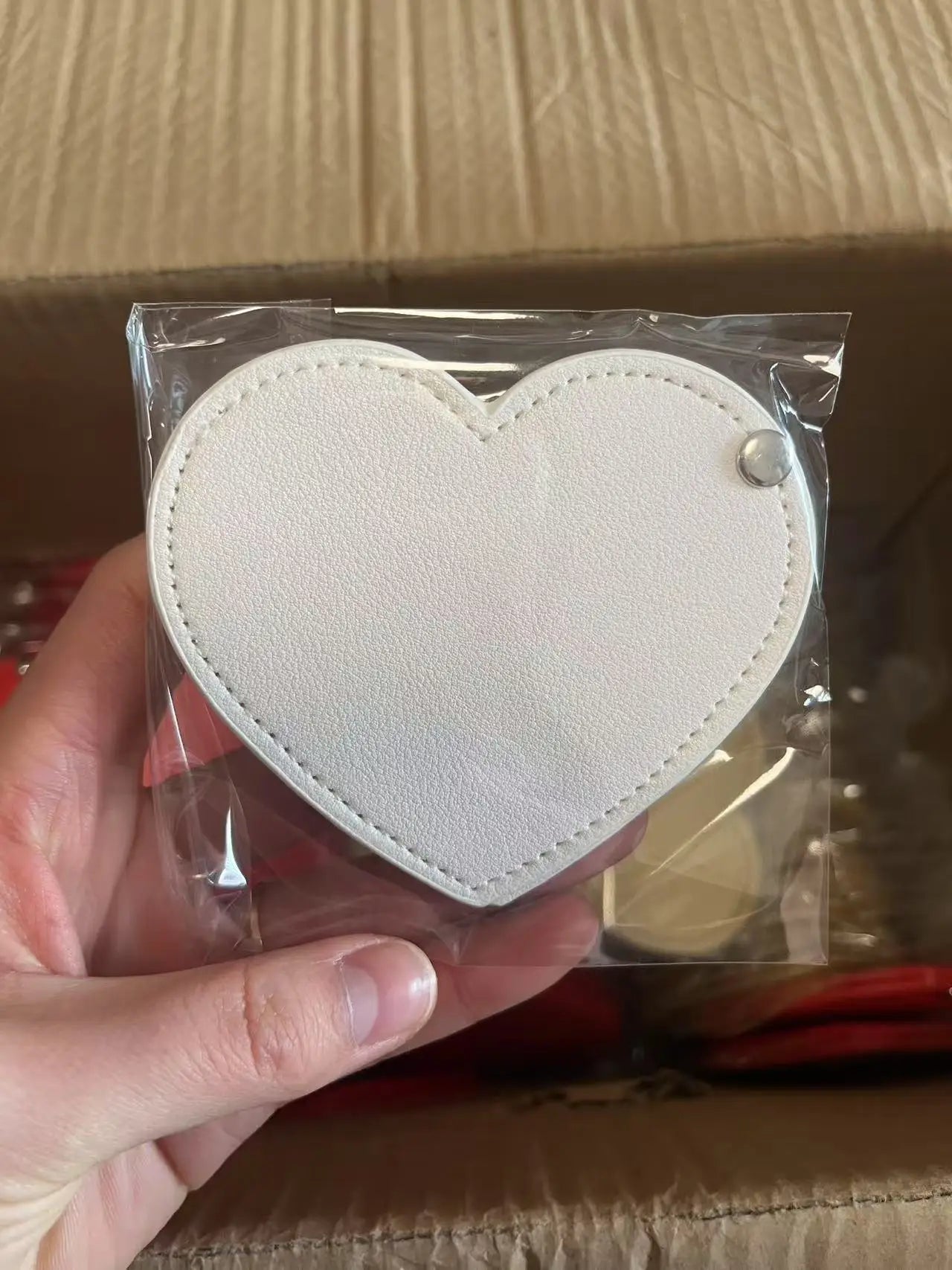 Zonyin Cute Red Heart Pu Leather HD Glass Pocket Makeup Mirror Custom Logo Portable Travel Mini Cosmetic Mirrors for Women Girls